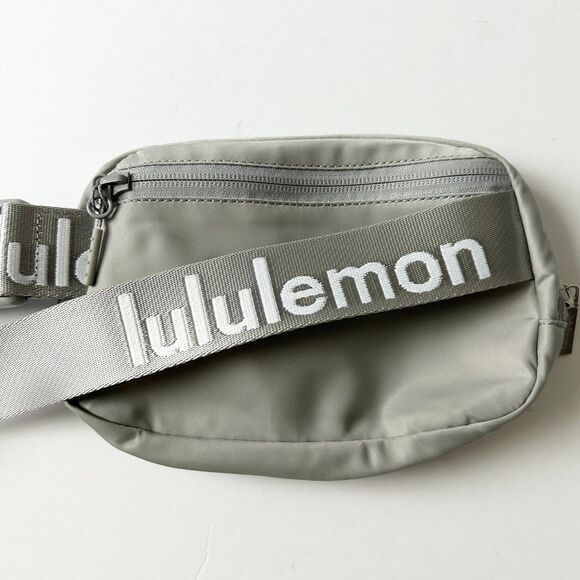 Lululemon Everywhere Belt Bag Silver Drop White Logo 1L - Picture 1 of 7